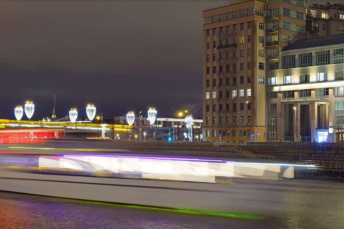 Náhľad: Ship light trails in Moscow.jpg