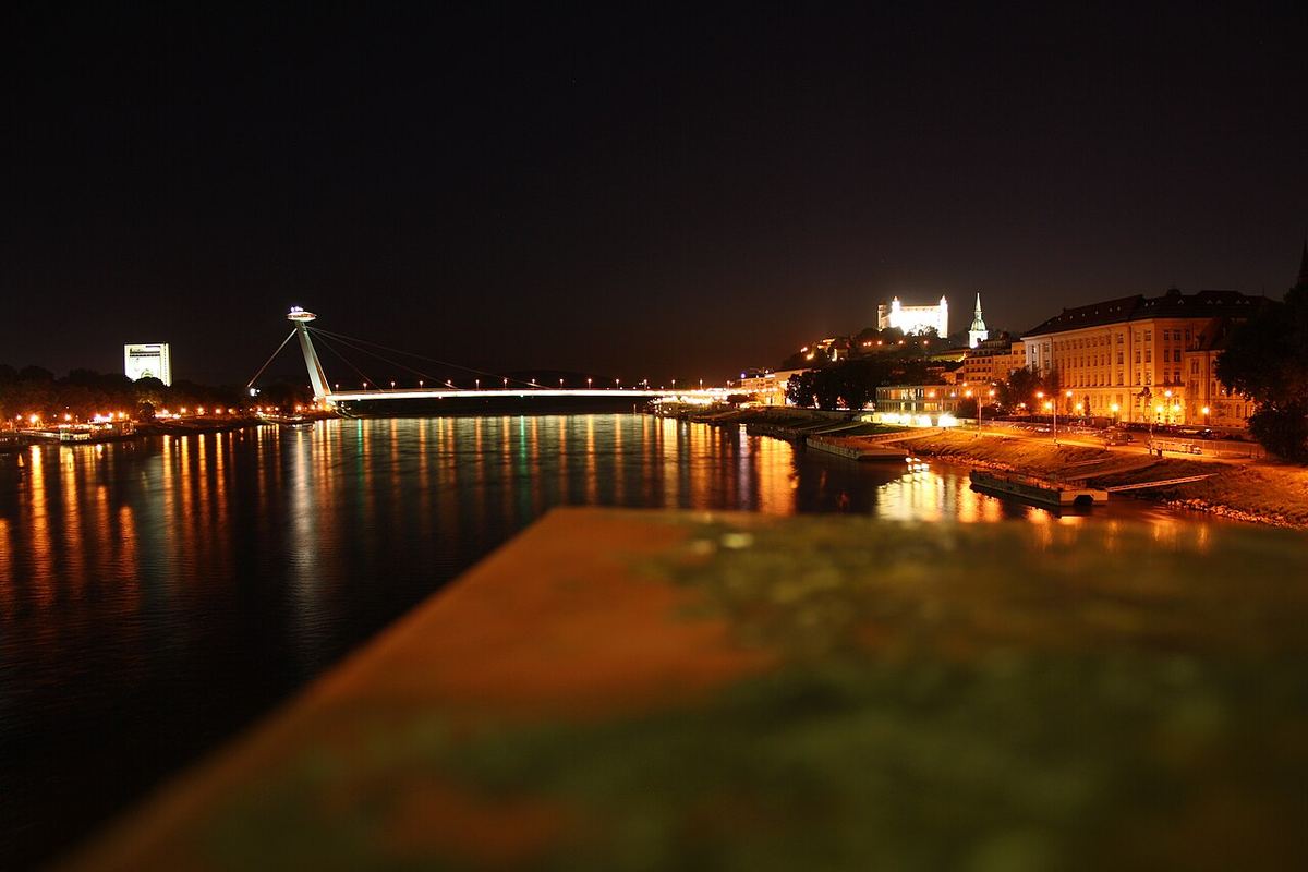 Náhľad: Night shot of Nový most and Bratislava Castle in Bratislava,