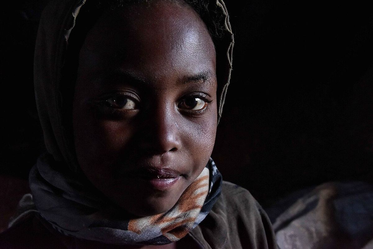 Náhľad: Village Girl, Madagascar (21031488066).jpg