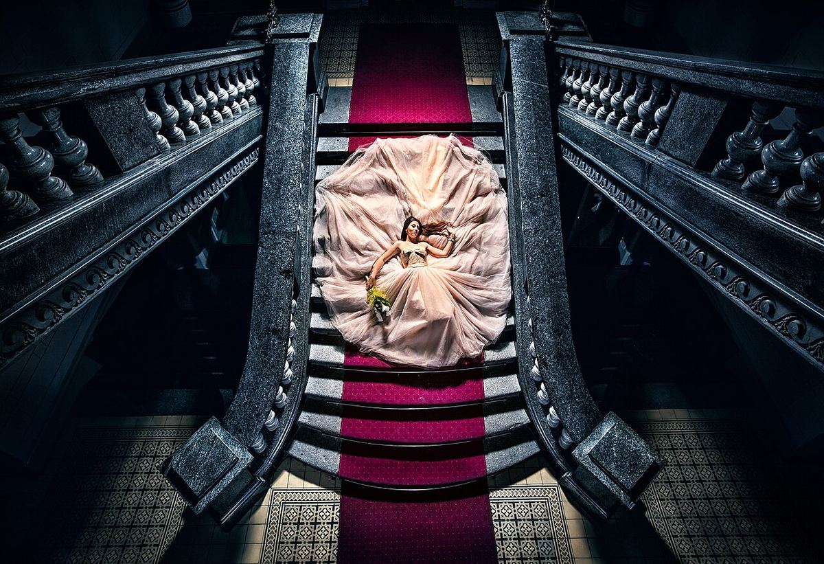 Náhľad: Bride lying on grand staircase - Dejan Nikolić.jpg